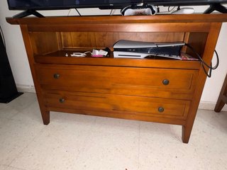 Mueble de madera con vitrina y cajones