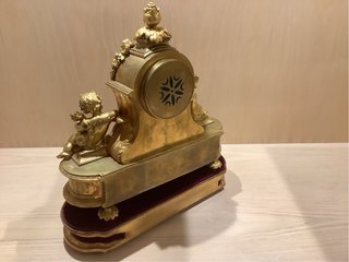 Reloj de sobremesa antiguo de cuerda