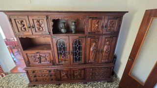 Mueble de madera tallada con vitrinas