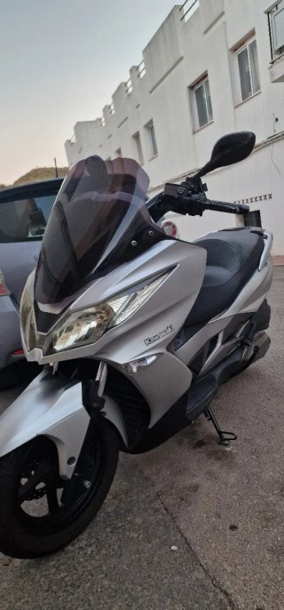 Kawasaki Maxi-Scooter Plata