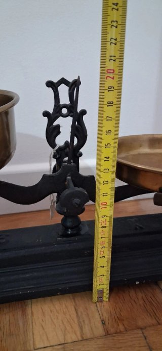 Balanza antigua de hierro y latón