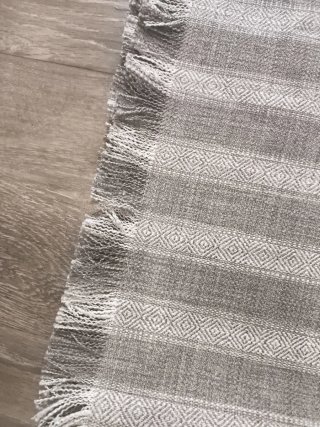 Alfombra de rayas beige y marron