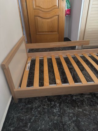 Cama montesori de madera con somier