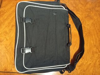 Bolso bandolera negro con asa