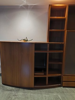 Mueble de comedor de madera con estantería