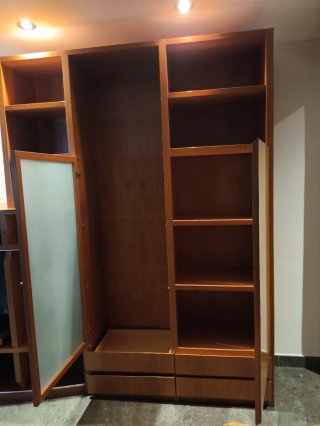 Mueble de comedor de madera con estantería