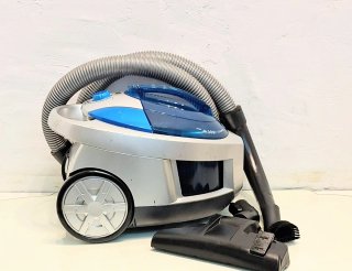 Aspiradora 1600W con accesorios