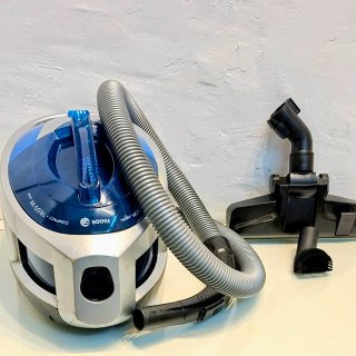 Aspiradora 1600W con accesorios