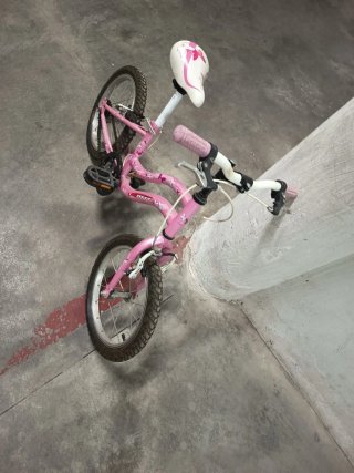 Bicicleta infantil rosa con mariposas