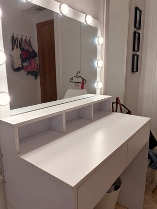 Tocador blanco con espejo y luces LED