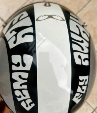 Casco de moto con diseño de mariposa