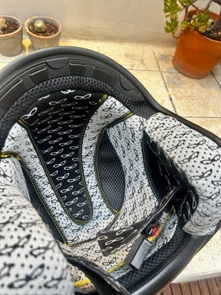 Casco de moto con diseño de mariposa