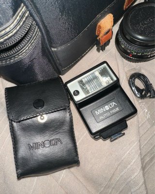 Cámara Minolta XG9 con accesorios