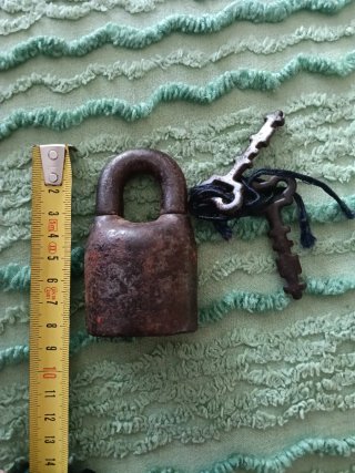 Candado antiguo con dos llaves