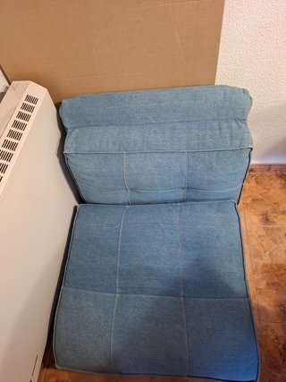 Sofá individual azul de tela