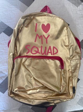 Mochila dorada llamativa