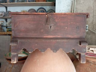 Arca de madera antigua con cerradura