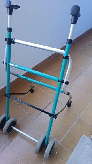 Andador para personas con movilidad reducida