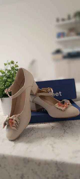 Zapatos de fallera beige con lazo floral