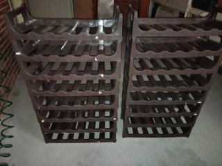 Botelleros de plástico marrones