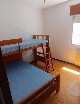 Litera de madera con colchones azules