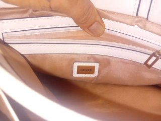 Bolso Guess Blanco y Dorado