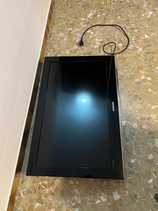 TV Samsung 32 Full HD 1080p con soporte como nueva