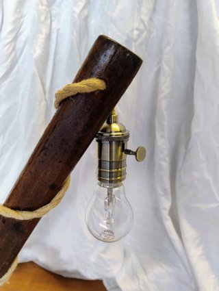 Lampada da tavolo artigianale in legno