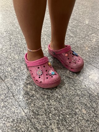 Crocs rosas con purpurina y Jibbitz