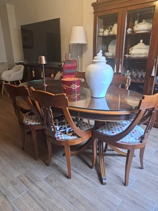 Mesa de comedor y 6 sillas de madera