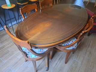 Mesa de comedor y 6 sillas de madera