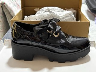 Zapatos charol negros con lazo
