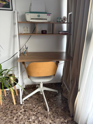 Escritorio y silla de madera y metal