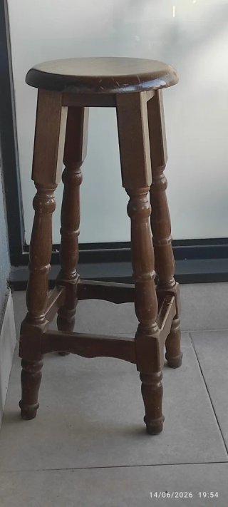Sgabello da bar in legno massello intagliato