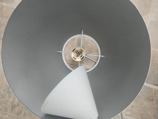 Lámpara gris plata.