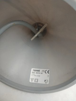 Lámpara gris plata.