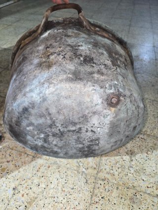 Grande calderone di rame antico
