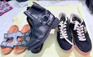 Stivali neri e scarpe sportive per bambina