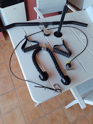 Pesas, mancuernas y barra de gimnasio
