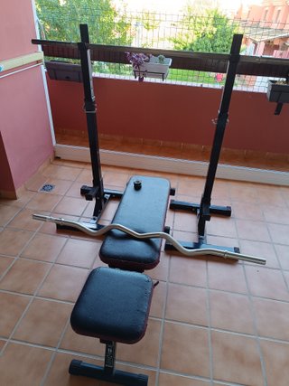 Pesas, mancuernas y barra de gimnasio