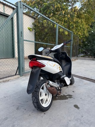 Yamaha Jog RR Blanca y Dorada