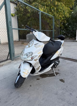 Yamaha Jog RR Blanca y Dorada