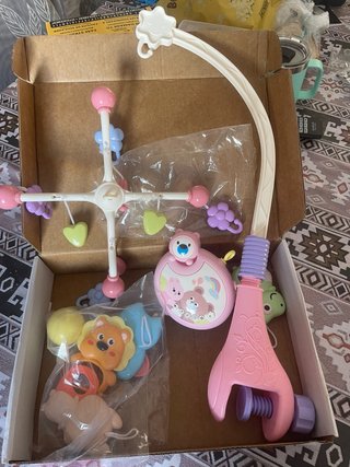 Móvil de cuna musical con juguetes