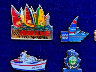 Lote de 11 pins náuticos: barcos, veleros, etc.