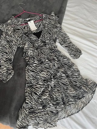 Vestido Stradivarius estampado cebra