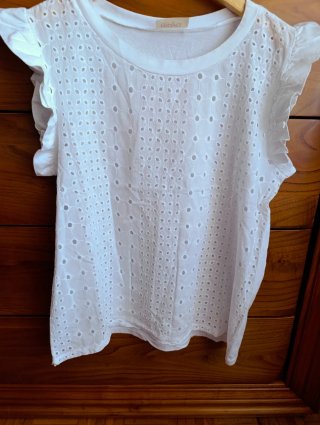Blusa blanca con bordado y manga corta