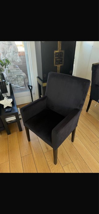 Sillas de terciopelo negro