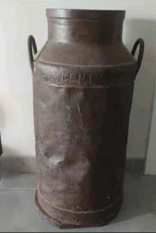 Lechera antigua de metal