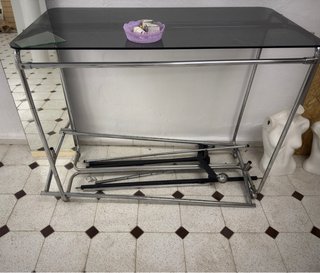 Mostrador cristal y burro para colgar ropa