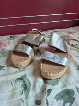 Sandalias cuña plateadas